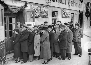 Queuing: Queuing in front of a polling station in Spitz an der Donau