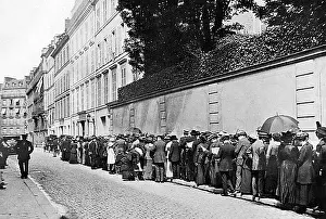 Queuing: Queuing to return home following the outbreak of World War I