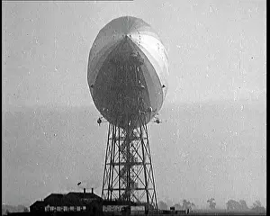 Bedfordshire: R-101 Zeppelin Coming In To Mooring Mast At