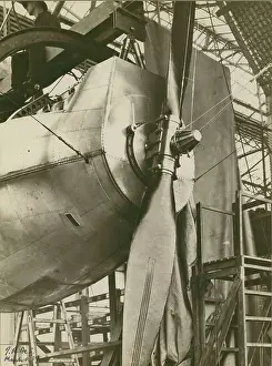 R101: R101 engine car with thrust bearing wire to airscrew hub
