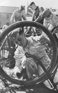 Unemployment: RAD members are cleaning their bicycles, 1943