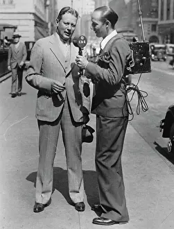 Interviewing: The radio announcer Ted Husing (right)
