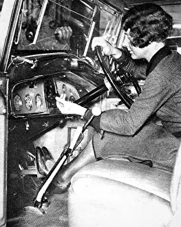 Isotta: Radio fitted to car dash board