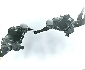 Para: RAF parachutists pouring beer