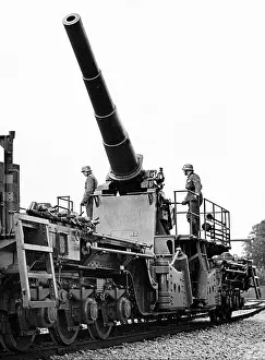Maneuvering: Railway gun with soldiers