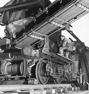 Heinz Zinram: Railway Line Construction - laying ballast