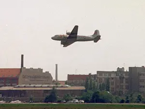 Raisin: Raisin Bomber above the roofs of Berlin