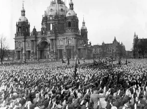 Fringe: Rally in front of the Berlin cathedral supporting the candia
