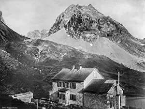 Mountaineering: Rappenseehutte in front of the Hochgundspitze, around 1915