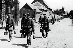 Meals: Ration carriers oin the way back to the trenches, 1916