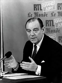 Monde: Raymond Barre faces the journalists