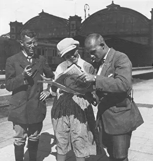Bild: Reading the newspaper at the railway platform in Munich, 192
