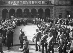 Forecourt: Reception of Austrian soldiers at the main station in Mu