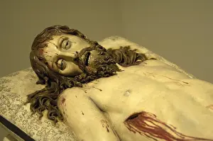 Le N: Reclining Christ. Polychrome sculpture by Gregorio
