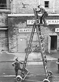 Wiring: Reconstruction in Munich, 1945
