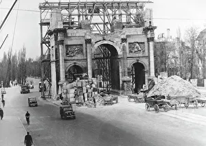 Raids: Reconstruction of the Munich Siegestor, 1945