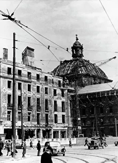Passerby: Reconstruction work on Karlsplatz, Stachus 1945
