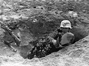 Gewehr: Recruit digging a foxhole, 1943