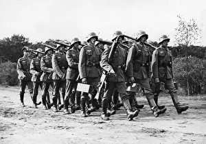 Gewehr: Recruits march with machine guns, 1935