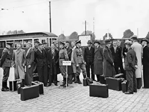 Suitcases: Recruits of the NCO School in Potsdam on the platform, 1