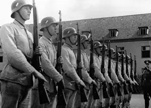 Eiche: Recruits during rifle salute, 1940