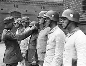 Compulsory: Recruits get steel helmets in the barracks yard, 1937