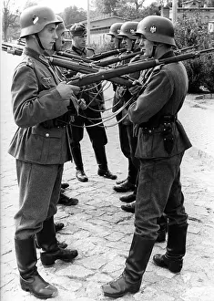 Eiche: Recruits training with guns, 1940