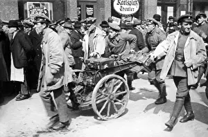 Dispenser: Red Army members near the Stachus, Munich