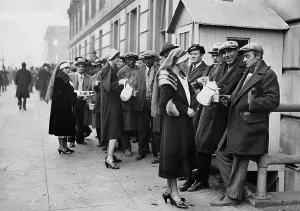 Additional: Red Cross nurses distribute coffee to the unemployed during