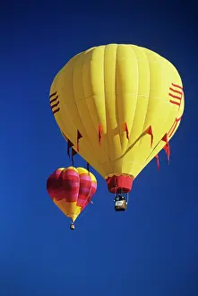 Tay001: Red and yellow hot air balloons in blue cloudless