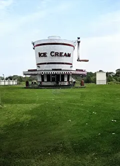Cpc001: Refreshment Stand Built Shaped Like Wooden Hand
