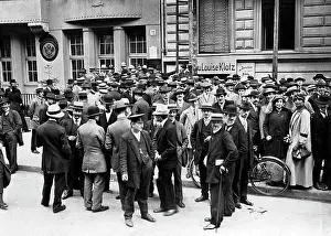 Enlisting: Registering for military service, 1914