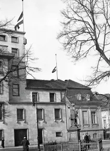 Sidewalk: The Reich Chancellery in Berlin, 1930