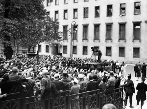 Enthusiastic: The Reich Chancellery in Berlin during the referendum on