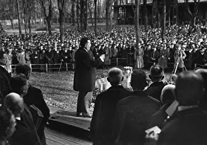 Passive: Reich President Friedrich Ebert (center) during a