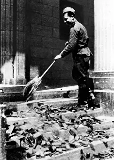 Broom: Reichstag in Berlin, 1945
