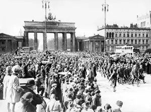 Pariser: Reichswehr parade in front of the Brandenburg Gate in Berlin