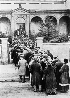 Determine: RELATIVES AT MORGUE/1918