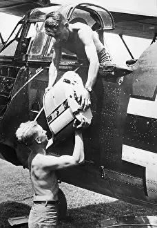 Henschel: Removal of a camera from a German reconnaissance plane, 1941