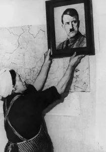 Removes: Removal of a Hitler portrait, 1945