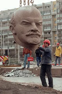 Symbole: Removal of Lenin monument in Berlin 1991