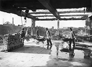 Removing: Removing rubble from a building of the Scherl Publishing Hou