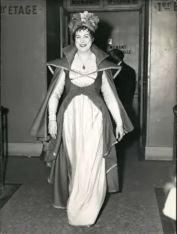 Renata: Renata Tebaldi, opera singer, ready for Tosca performance