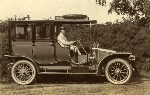 Chauffeur: Renault Vintage Car