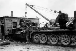 Panzer: Repair of a German tank on the Eastern Front, 1942