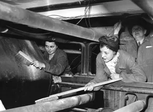 Rotary: Repair work after bomb hits, Berlin 1943