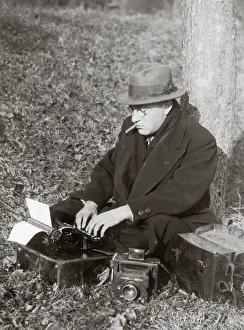 Enzesfeld: Reporter with a portable typewriter
