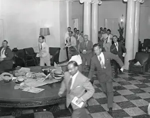 Lcgr1411: Reporters running through the White House after