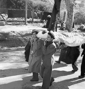 Mate: Republican fighters carry a wounded, 1939