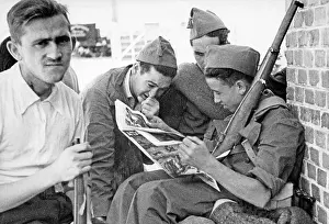 Bandage: Republican fighters reading newspaper, Madrid, 1936